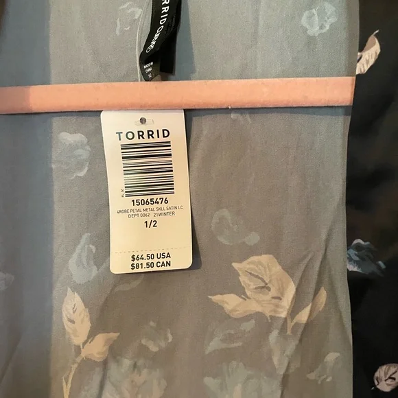 Torrid Black and Blue Floral Women's Robe - Picture 3 of 3